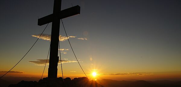 Sonnenaufgang am Gipfelkreuz