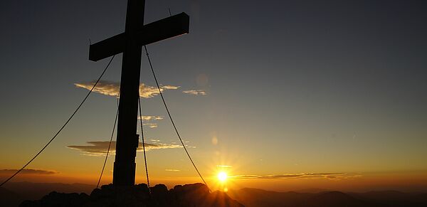 Bergexerzitien KEB München und Freising Sonnenaufgang am Gipfelkreuz