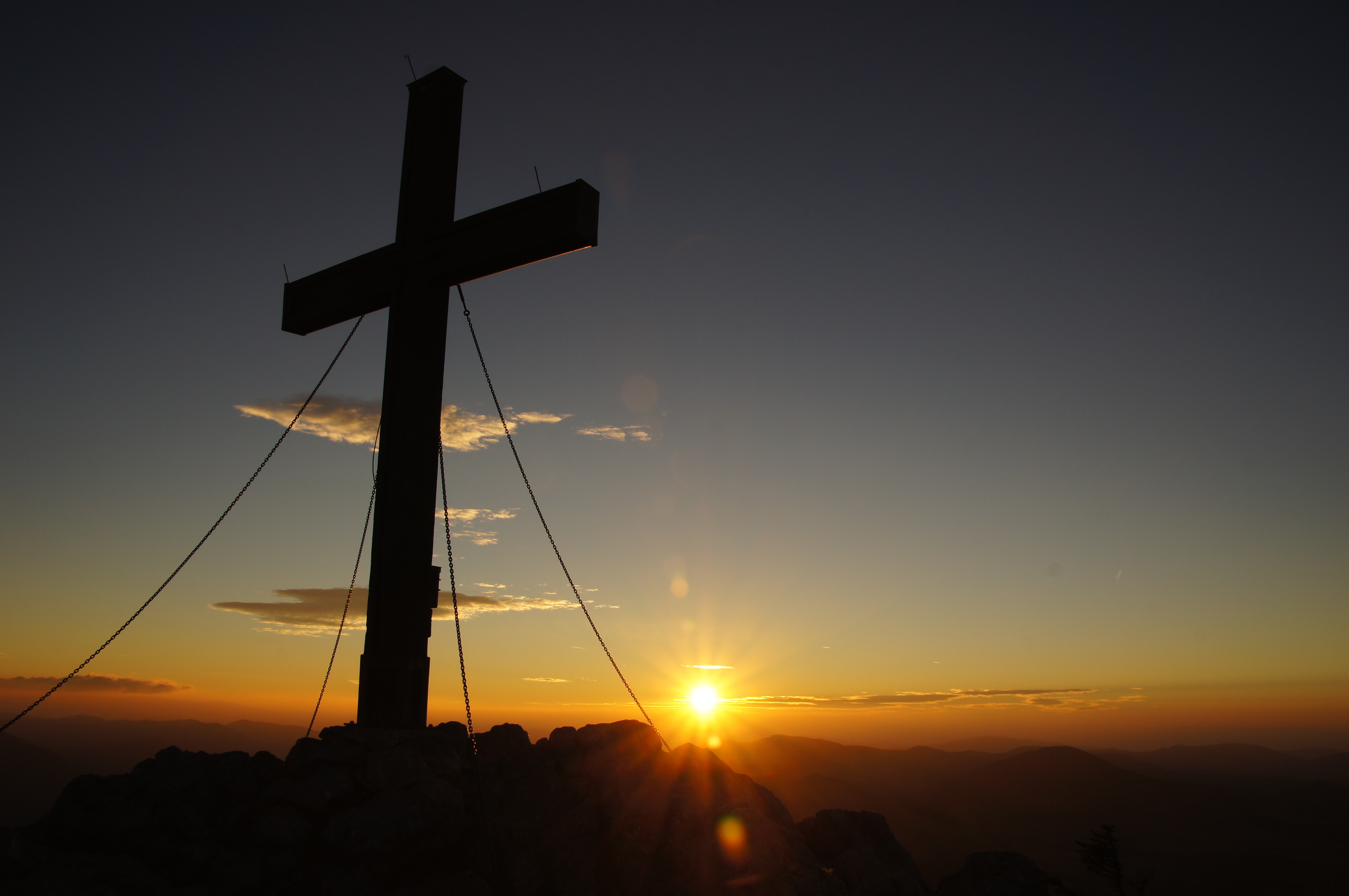 Sonnenaufgang am Gipfelkreuz